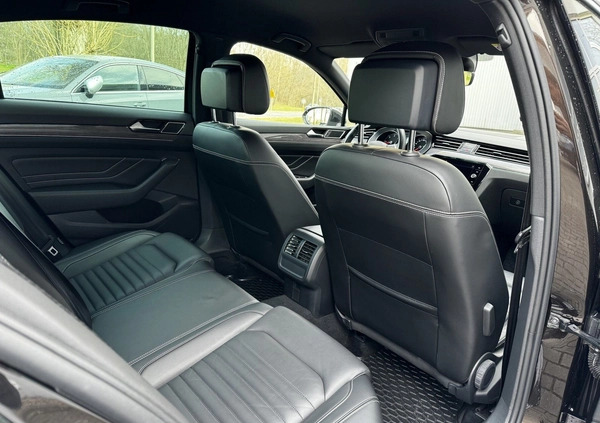 Volkswagen Passat cena 119900 przebieg: 67940, rok produkcji 2019 z Chełmno małe 277